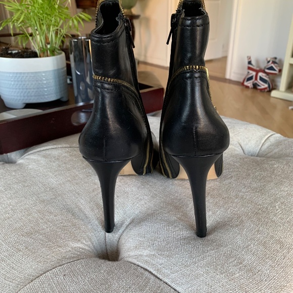 Vince Camuto Black Leather/Gold Zipper Heeled Ankle Boots US10 - Picture 6 of 10